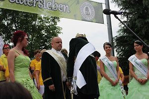 Laubk&ouml;nig gekr&ouml;nt