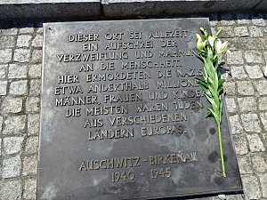 Die Erinngerung wach halten - die Jugendlichen des Diakonieverbandes Bad Frankenhausen besuchten auch dieses Jahr wieder die Gedenkst&auml;tte Auschwitz