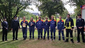 Junge Feuerwehrleute im Wettstreit (2)
