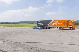 Bremstest: Pkw gegen Lkw: Duell zwischen Sieger und Verlierer. Der Golf schlug den Brummi um 13 Meter, wobei das Ergebnis des Lkw angesichts seiner Masse positiv &uuml;berrascht.