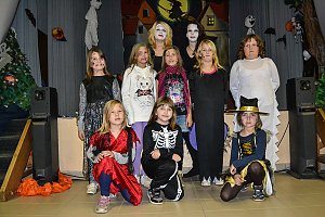 Hexen und Zauberer besuchen den Ferienpark