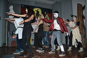 Hexen und Zauberer besuchen den Ferienpark