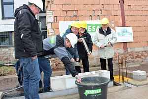 Grundsteinlegung f&uuml;r neues Wohn- und Gesch&auml;ftshaus