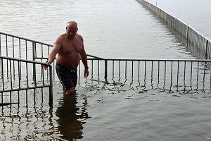 Brrr! Sehr k&uuml;hl beim Abbaden