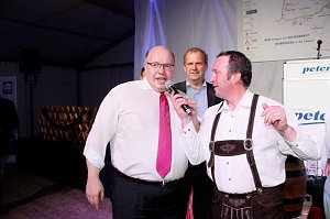 Gewichtiger Gast zum Oktoberfest im Autohaus Peter