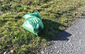 Es ist schon erstaunlich was da so alles entlang der Wipper in Sondershausen abgeladen wird. Dabei hat kn wieder einige frische und alte Entdeckungen gemacht�   Hier wurden mal wieder in einem M&uuml;llsack offensichtlich alte Pflanzgef&auml;&szlig;e entsorgt. So weit ja noch ganz gut.   Muss man aber seine M&uuml;llt&uuml;ten unbedingt auf dem Wipperdamm nahe der Kiesgrube ablegen. Wer macht sich die M&uuml;h