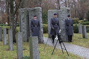 Der Opfer von Krieg, Gewalt und Terror gedacht