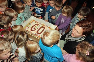Zum 60. Spielger&auml;te und eine Torte