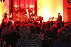 Thomas R&uuml;hman und Band begeisterte