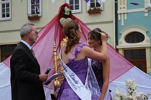 Fliederprinzessin in Amt eingef&uuml;hrt