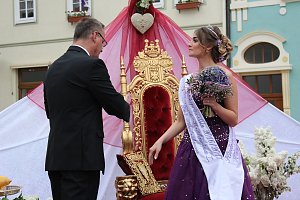 Fliederprinzessin in Amt eingef&uuml;hrt