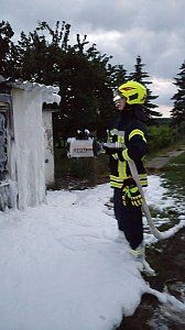 Laube geht in Flammen auf und mehr