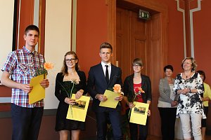Feierlich Zeugnisse erhalten   