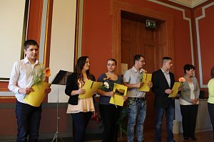 Feierlich Zeugnisse erhalten   