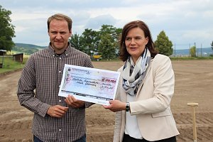 Spatenstich f&uuml;r den Sportplatz
