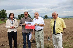 Spatenstich f&uuml;r den Sportplatz