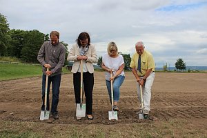 Spatenstich f&uuml;r den Sportplatz
