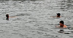 K&uuml;hles Abbaden am Bebrer Teich!