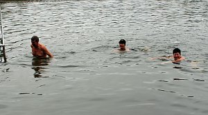 K&uuml;hles Abbaden am Bebrer Teich!