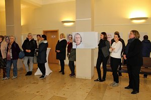 Frauen fordern ihr Recht ein und klagen an
