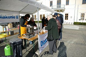Auch Landr&auml;tin Antje Hochwind schenkte kr&auml;ftig aus, ob an Politiker konnte kn nicht erfahren...