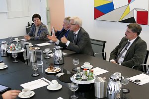 Landr&auml;tin zu Besuch bei Firma RZB in Bamberg