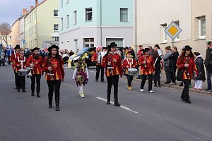 N&auml;rrinnen und Narren zogen durch die Stadt (1)  Beim gr&ouml;&szlig;ten Rosenmontagsumzug im Norden Th&uuml;ringens der heute am Vormittag auf der bekannten Route durch Sondershausen zog, war wie in den letzten Jahren  ein gro&szlig;er Publikumsmagnet...   Die Sondersh&auml;user Narren und Jecken haben auch 2017 den Rosenmontag wieder fr&ouml;hlich und beschwingt mit ihrem Umzug durch die Stadt zu einem H&ouml;hepunkt gemacht und auf