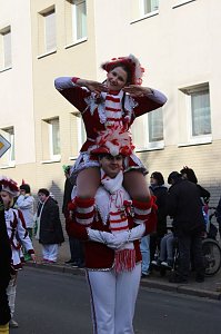 N&auml;rrinnen und Narren zogen durch die Stadt (1)  Beim gr&ouml;&szlig;ten Rosenmontagsumzug im Norden Th&uuml;ringens der heute am Vormittag auf der bekannten Route durch Sondershausen zog, war wie in den letzten Jahren  ein gro&szlig;er Publikumsmagnet...   Die Sondersh&auml;user Narren und Jecken haben auch 2017 den Rosenmontag wieder fr&ouml;hlich und beschwingt mit ihrem Umzug durch die Stadt zu einem H&ouml;hepunkt gemacht und auf