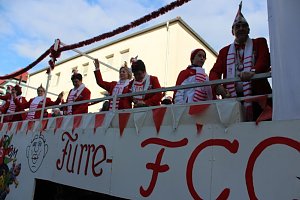 N&auml;rrinnen und Narren zogen durch die Stadt (1)  Beim gr&ouml;&szlig;ten Rosenmontagsumzug im Norden Th&uuml;ringens der heute am Vormittag auf der bekannten Route durch Sondershausen zog, war wie in den letzten Jahren  ein gro&szlig;er Publikumsmagnet...   Die Sondersh&auml;user Narren und Jecken haben auch 2017 den Rosenmontag wieder fr&ouml;hlich und beschwingt mit ihrem Umzug durch die Stadt zu einem H&ouml;hepunkt gemacht und auf