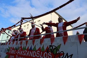 N&auml;rrinnen und Narren zogen durch die Stadt (1)  Beim gr&ouml;&szlig;ten Rosenmontagsumzug im Norden Th&uuml;ringens der heute am Vormittag auf der bekannten Route durch Sondershausen zog, war wie in den letzten Jahren  ein gro&szlig;er Publikumsmagnet...   Die Sondersh&auml;user Narren und Jecken haben auch 2017 den Rosenmontag wieder fr&ouml;hlich und beschwingt mit ihrem Umzug durch die Stadt zu einem H&ouml;hepunkt gemacht und auf