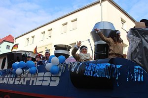 N&auml;rrinnen und Narren zogen durch die Stadt (1)  Beim gr&ouml;&szlig;ten Rosenmontagsumzug im Norden Th&uuml;ringens der heute am Vormittag auf der bekannten Route durch Sondershausen zog, war wie in den letzten Jahren  ein gro&szlig;er Publikumsmagnet...   Die Sondersh&auml;user Narren und Jecken haben auch 2017 den Rosenmontag wieder fr&ouml;hlich und beschwingt mit ihrem Umzug durch die Stadt zu einem H&ouml;hepunkt gemacht und auf