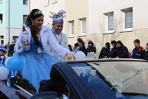 N&auml;rrinnen und Narren zogen durch die Stadt (1)  Beim gr&ouml;&szlig;ten Rosenmontagsumzug im Norden Th&uuml;ringens der heute am Vormittag auf der bekannten Route durch Sondershausen zog, war wie in den letzten Jahren  ein gro&szlig;er Publikumsmagnet...   Die Sondersh&auml;user Narren und Jecken haben auch 2017 den Rosenmontag wieder fr&ouml;hlich und beschwingt mit ihrem Umzug durch die Stadt zu einem H&ouml;hepunkt gemacht und auf