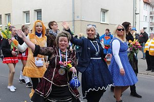 N&auml;rrinnen und Narren zogen durch die Stadt (1)  Beim gr&ouml;&szlig;ten Rosenmontagsumzug im Norden Th&uuml;ringens der heute am Vormittag auf der bekannten Route durch Sondershausen zog, war wie in den letzten Jahren  ein gro&szlig;er Publikumsmagnet...   Die Sondersh&auml;user Narren und Jecken haben auch 2017 den Rosenmontag wieder fr&ouml;hlich und beschwingt mit ihrem Umzug durch die Stadt zu einem H&ouml;hepunkt gemacht und auf