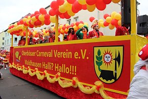 N&auml;rrinnen und Narren zogen durch die Stadt (1)  Beim gr&ouml;&szlig;ten Rosenmontagsumzug im Norden Th&uuml;ringens der heute am Vormittag auf der bekannten Route durch Sondershausen zog, war wie in den letzten Jahren  ein gro&szlig;er Publikumsmagnet...   Die Sondersh&auml;user Narren und Jecken haben auch 2017 den Rosenmontag wieder fr&ouml;hlich und beschwingt mit ihrem Umzug durch die Stadt zu einem H&ouml;hepunkt gemacht und auf