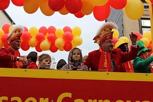 N&auml;rrinnen und Narren zogen durch die Stadt (1)  Beim gr&ouml;&szlig;ten Rosenmontagsumzug im Norden Th&uuml;ringens der heute am Vormittag auf der bekannten Route durch Sondershausen zog, war wie in den letzten Jahren  ein gro&szlig;er Publikumsmagnet...   Die Sondersh&auml;user Narren und Jecken haben auch 2017 den Rosenmontag wieder fr&ouml;hlich und beschwingt mit ihrem Umzug durch die Stadt zu einem H&ouml;hepunkt gemacht und auf