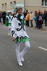 N&auml;rrinnen und Narren ziehen durch die Stadt (2)