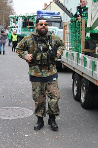 N&auml;rrinnen und Narren ziehen durch die Stadt (2)