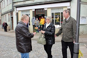 Die Linke verteilt Rosen