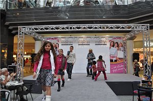 Modeschau in der Galerie