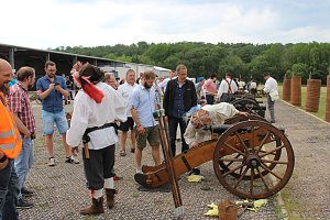 Sponsoren beim Schie&szlig;en auf dem Dickkopf