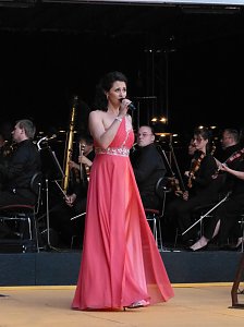 Femke Soetenga und David Arnsperger im Schlosshof
