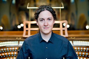 Dr. Balázs Szabó an der Orgel