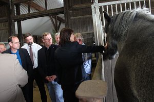  Ministerpr&auml;sident wird Pate von Tieren