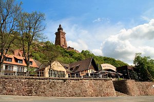Denkmal und Burghof