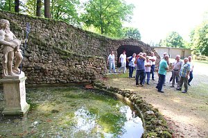 Alterskameraden der Feuerwehr besuchten den Schlosspark in Ebeleben