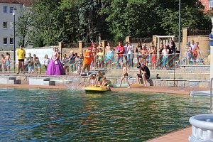 Schwimmbadfest er&ouml;ffnet