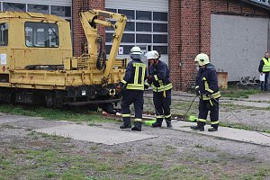 Am Gel&auml;nde des Eisenbahnvereines in der Erfurter Stra&szlig;e / Am Petersenschacht fand am sp&auml;ten Nachmittag eine Rettungsgro&szlig;&uuml;bung statt (<b>Update</b>)...  Die diesj&auml;hrigen Gro&szlig;&uuml;bung fand in der N&auml;he des Hauptbahnhofs in Sondershausen statt. Alle drei Jahr steht so eine Gro&szlig;&uuml;bung auf dem Plan. Waren es beim beim letzten Mal 30 Verletzte in einem Eisenbahnwaggon, waren dieses dieses Mal "nur" acht verl