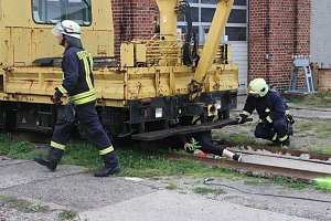 Am Gel&auml;nde des Eisenbahnvereines in der Erfurter Stra&szlig;e / Am Petersenschacht fand am sp&auml;ten Nachmittag eine Rettungsgro&szlig;&uuml;bung statt (<b>Update</b>)...  Die diesj&auml;hrigen Gro&szlig;&uuml;bung fand in der N&auml;he des Hauptbahnhofs in Sondershausen statt. Alle drei Jahr steht so eine Gro&szlig;&uuml;bung auf dem Plan. Waren es beim beim letzten Mal 30 Verletzte in einem Eisenbahnwaggon, waren dieses dieses Mal "nur" acht verl