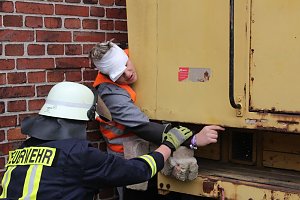 Am Gel&auml;nde des Eisenbahnvereines in der Erfurter Stra&szlig;e / Am Petersenschacht fand am sp&auml;ten Nachmittag eine Rettungsgro&szlig;&uuml;bung statt (<b>Update</b>)...  Die diesj&auml;hrigen Gro&szlig;&uuml;bung fand in der N&auml;he des Hauptbahnhofs in Sondershausen statt. Alle drei Jahr steht so eine Gro&szlig;&uuml;bung auf dem Plan. Waren es beim beim letzten Mal 30 Verletzte in einem Eisenbahnwaggon, waren dieses dieses Mal "nur" acht verl