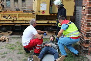 Am Gel&auml;nde des Eisenbahnvereines in der Erfurter Stra&szlig;e / Am Petersenschacht fand am sp&auml;ten Nachmittag eine Rettungsgro&szlig;&uuml;bung statt (<b>Update</b>)...  Die diesj&auml;hrigen Gro&szlig;&uuml;bung fand in der N&auml;he des Hauptbahnhofs in Sondershausen statt. Alle drei Jahr steht so eine Gro&szlig;&uuml;bung auf dem Plan. Waren es beim beim letzten Mal 30 Verletzte in einem Eisenbahnwaggon, waren dieses dieses Mal "nur" acht verl